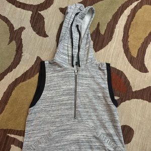 Sleeveless grey hoody